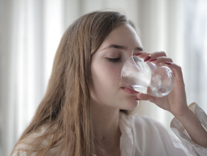 bebe agua para evitar el estreñimiento